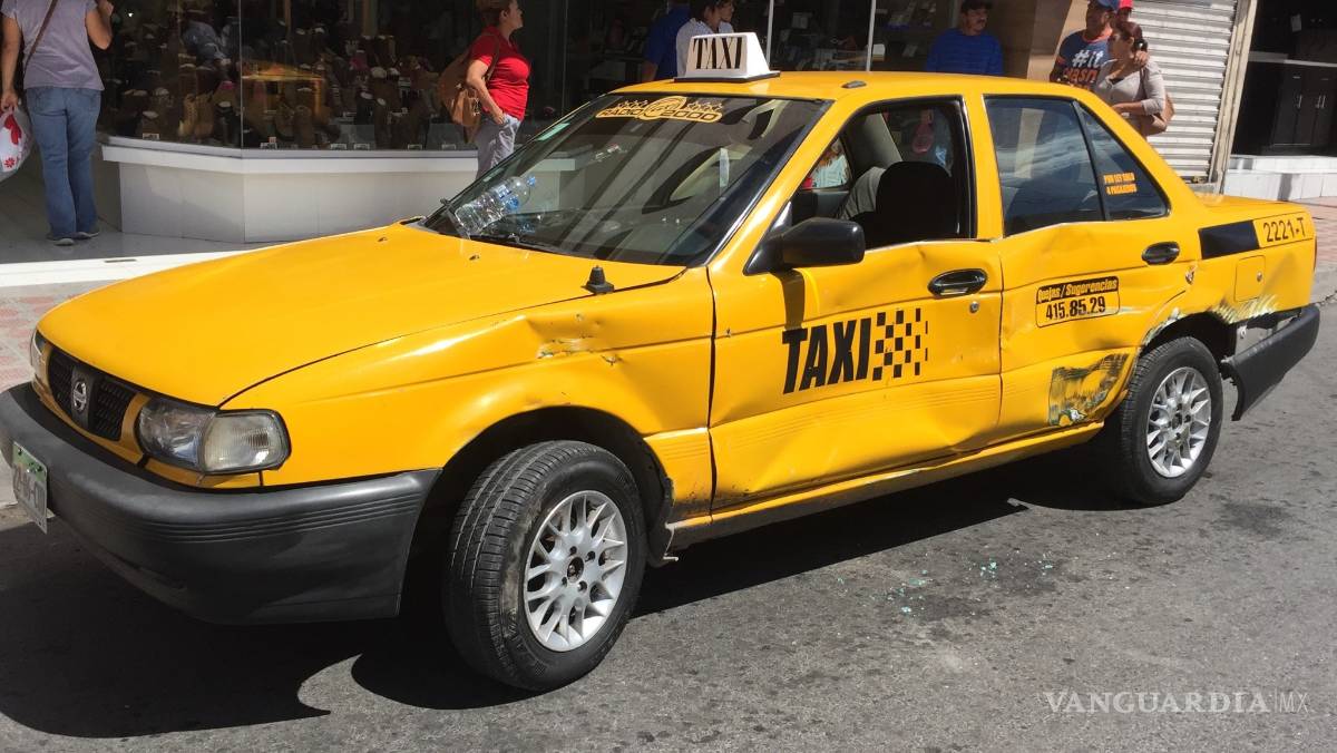 $!Otra vez el transporte urbano... camión impacta a taxi en centro de Saltillo