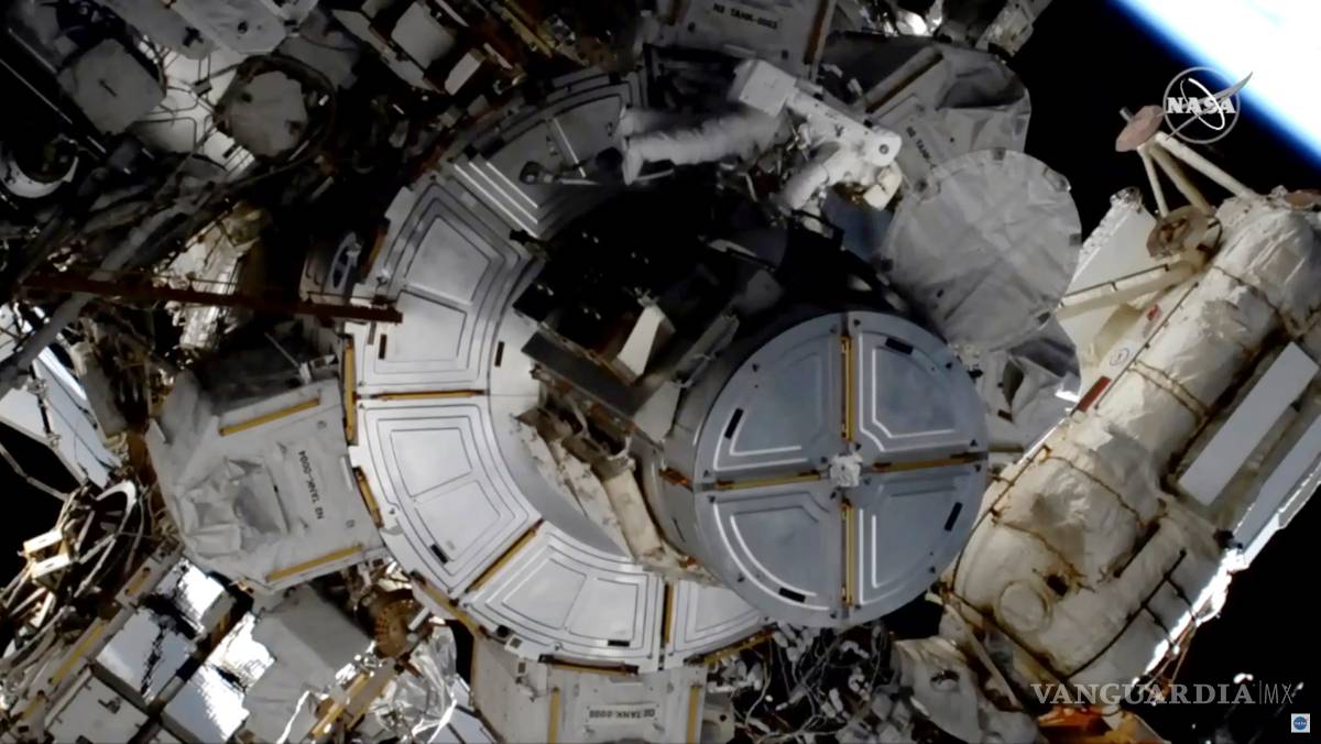 $!Problema con el casco afecta de Christina Koch dificulta caminata espacial en la EEI