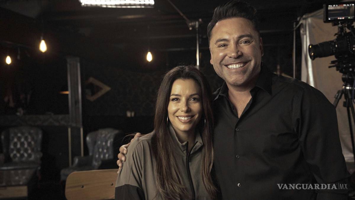$!Eva Longoria Bastón y el boxeador Oscar De La Hoya durante la producción del documental La Guerra Civil. AP/Ilse Fernández/Instituto Sundance