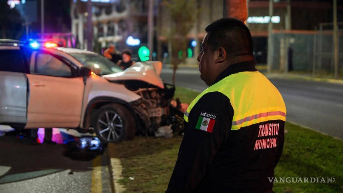 $!La conductora terminó lesionada tras impactarse contra la palmera.