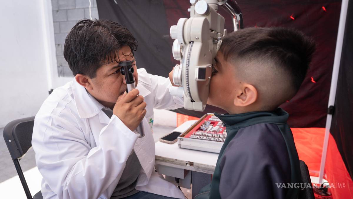 $!Alumnas y alumnos de la Escuela Primaria Flavio Chavarría recibieron atención dental y lentes gratuitos, como parte del arranque del programa “Amor en Movimiento”, impulsado por el DIF Saltillo para mejorar la salud integral de la infancia en zonas vulnerables.