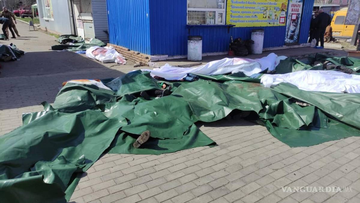 $!Cuerpos cubiertos de víctimas después de que un ataque con misiles golpeó la estación de tren en Kramatorsk, región de Donbass, este de Ucrania.