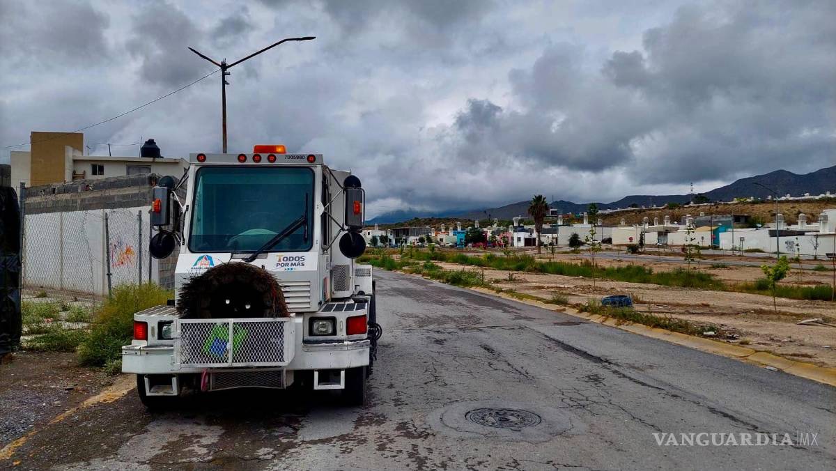 $!Autoridades municipales exhortan a la población a no arrojar basura en la vía pública ni intentar cruzar corrientes de agua durante las precipitaciones.