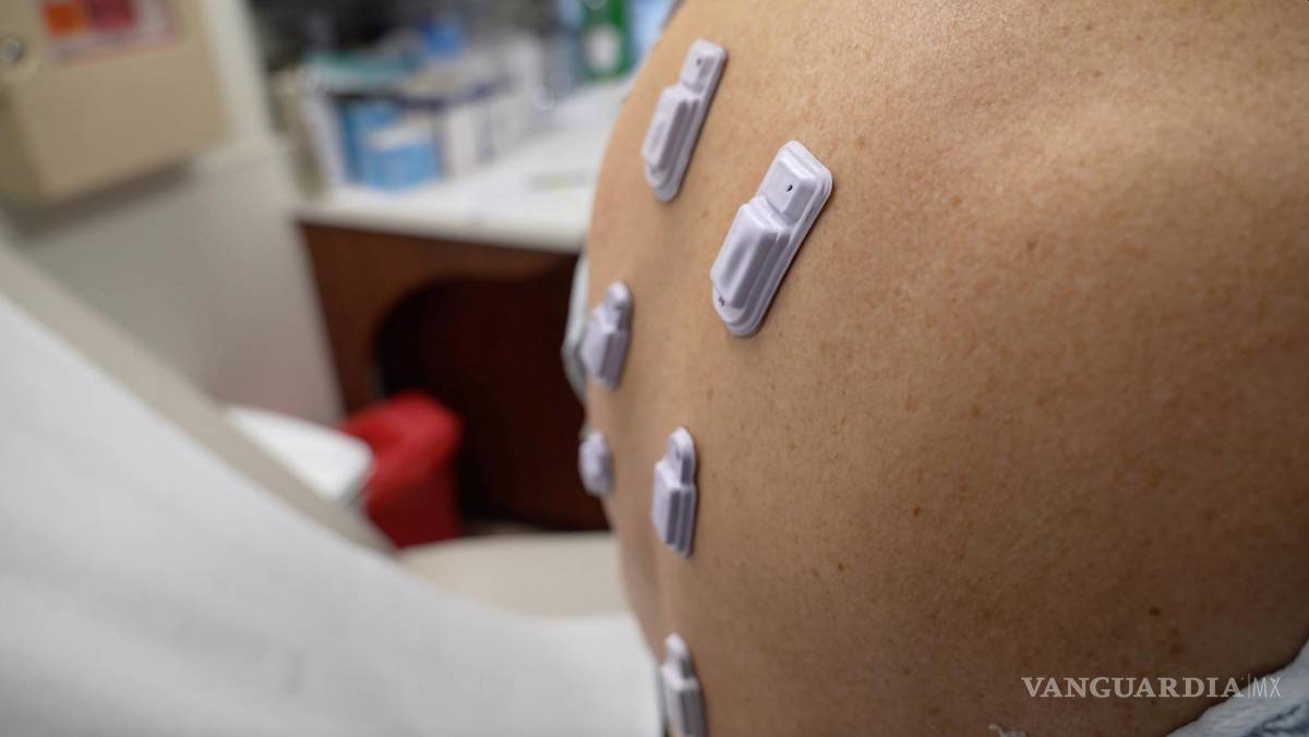 $!Al colocar un enjambre de dispositivos en la espalda del paciente, los médicos pueden captar sonidos de distintas partes de sus pulmones.