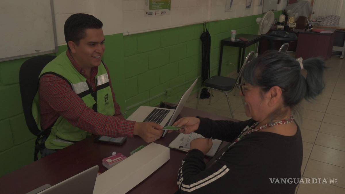 $!Brigadas del programa “Aquí Vamos Gratis” acercan la credencialización a escuelas y colonias de Saltillo para facilitar el trámite a la ciudadanía.