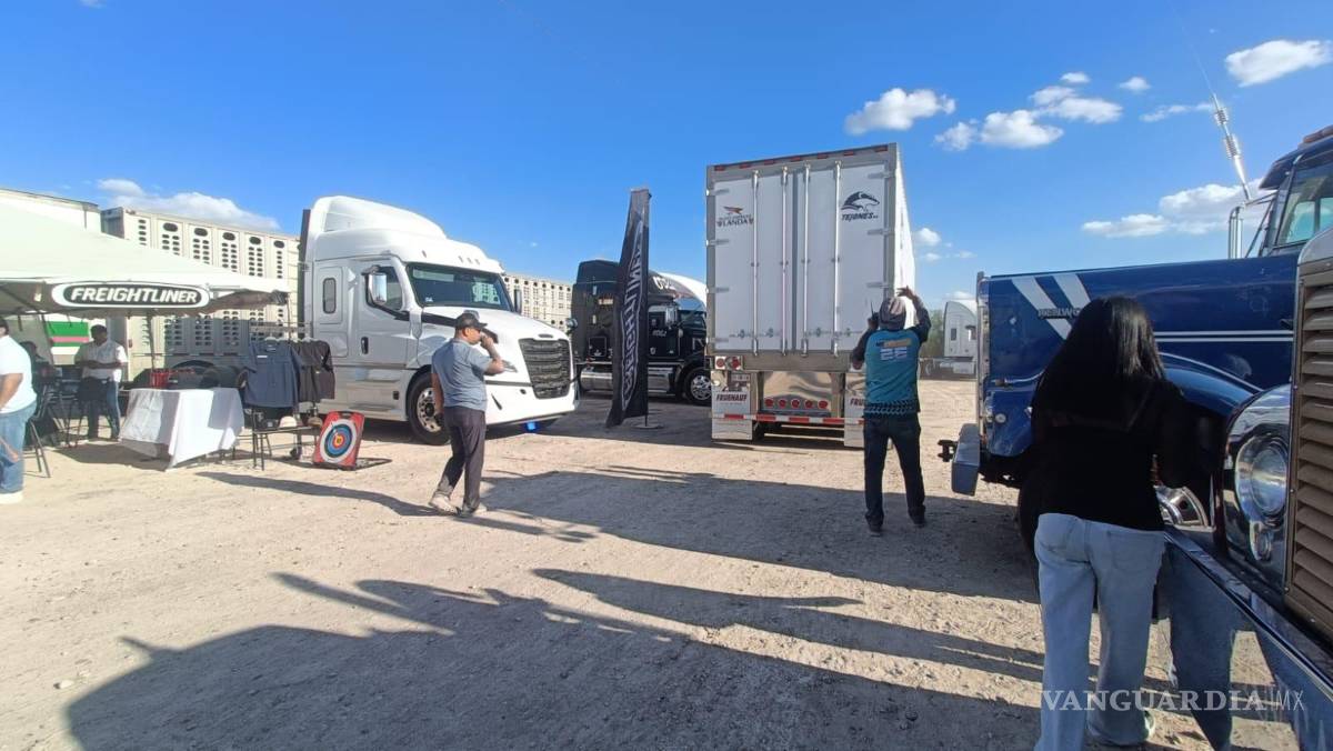 $!Tracto Clásicos de Nuevo León participó en el encuentro realizado en Piedras Negras para preservar el legado del autotransporte.