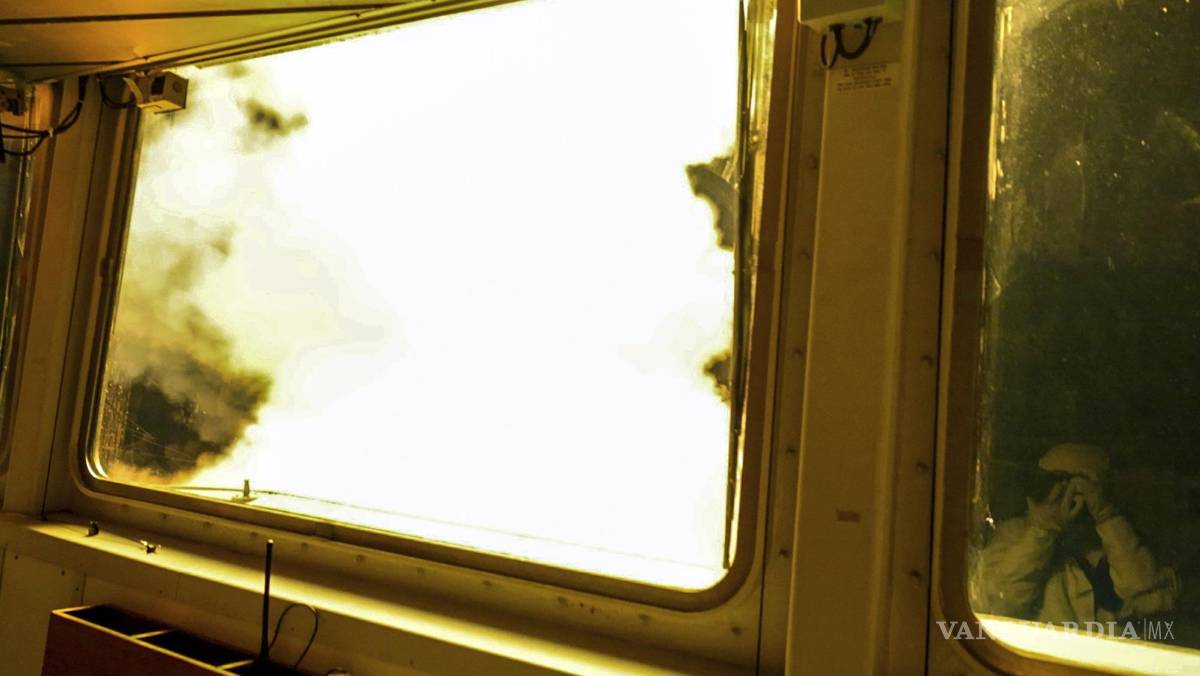 $!Una vista del HMS Diamond desde el puente del barco, disparando misiles Sea Viper contra un dron hutí entrante, en el Mar Rojo.