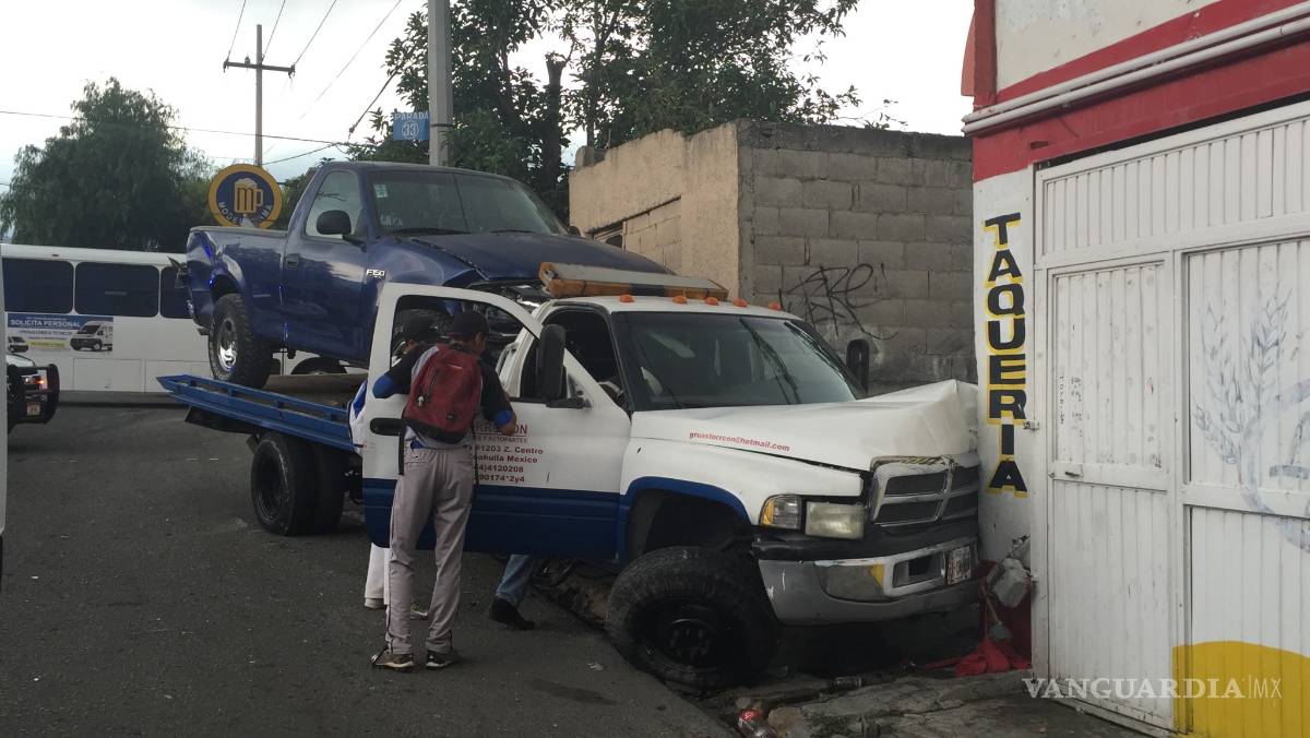 $!Camión se queda sin frenos y choca