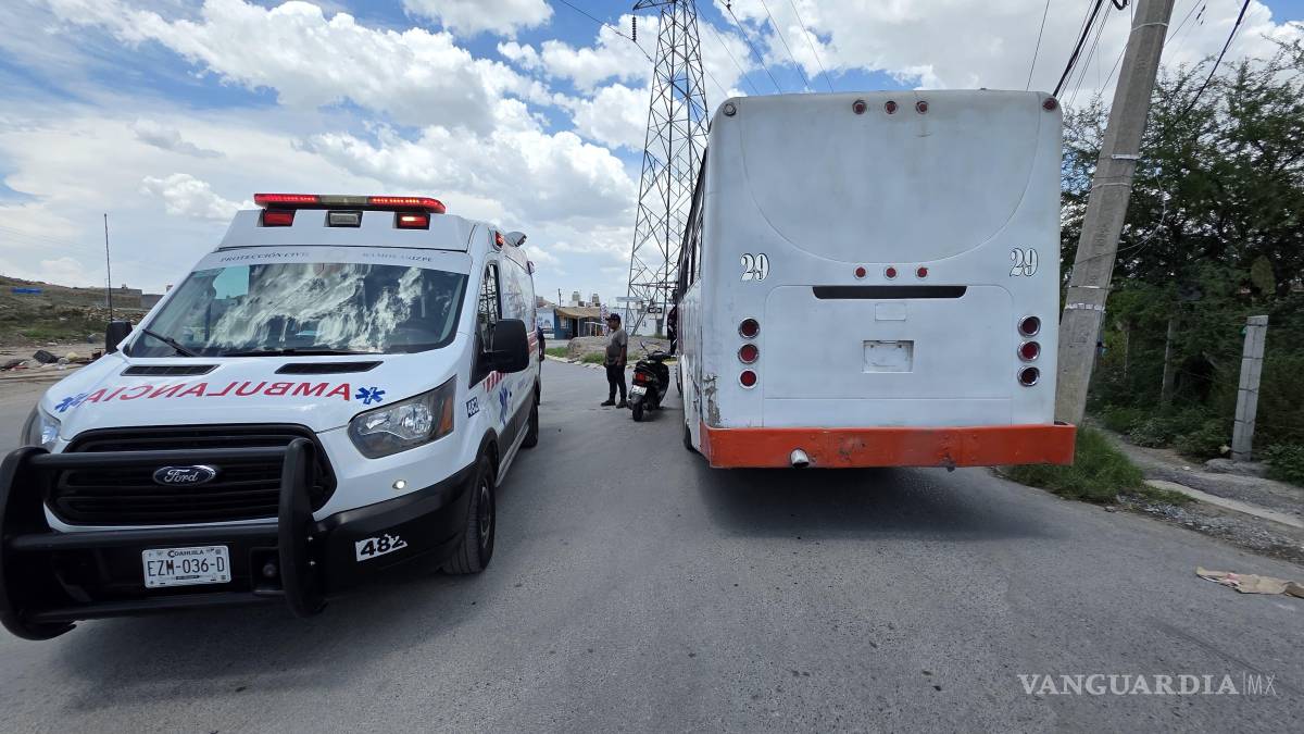 Motociclista se impacta contra transporte público, en Ramos Arizpe