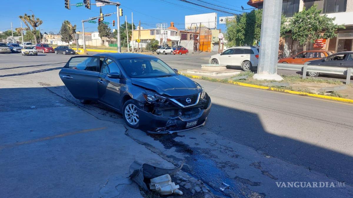 Saltillo: Lo encandila el Sol y se impacta contra base de semáforo