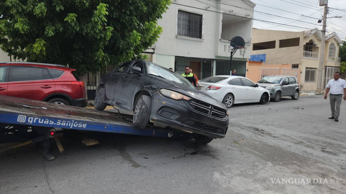 Joven pierde el control y choca con dos autos estacionados, en Saltillo