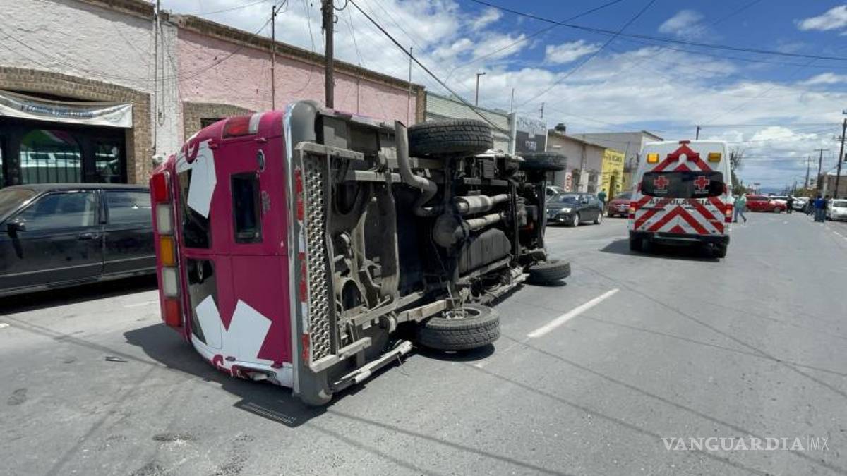 Ignora alto, provoca carambola y voltea ambulancia en Centro de Saltillo