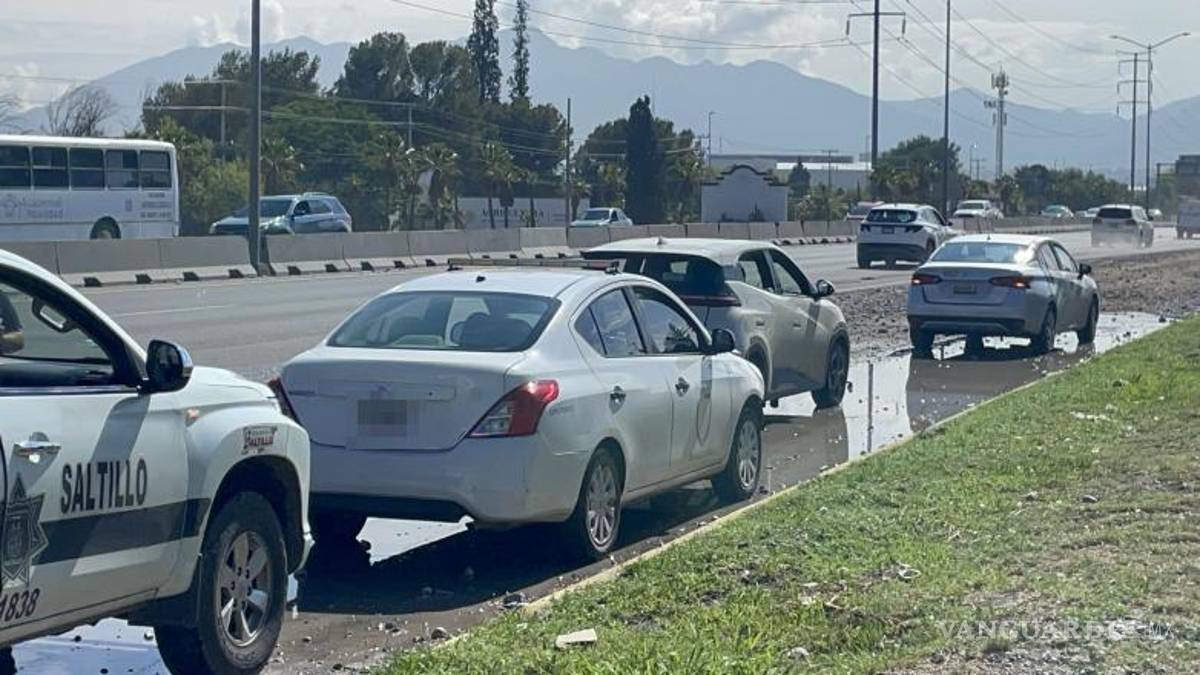 $!Elementos de Tránsito Municipal acudieron al sitio para tomar conocimiento del percance y coordinar las labores de abanderamiento mientras se realizaban las diligencias correspondientes.