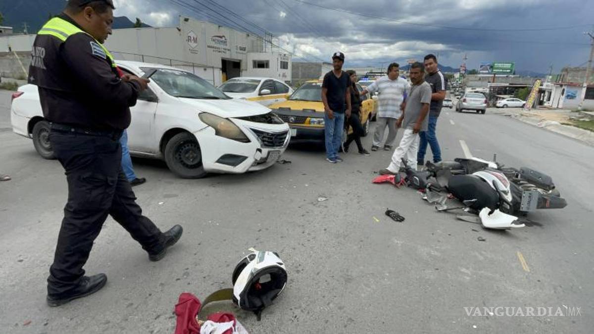 En Saltillo, auto de plataforma les corta el paso y los derriba
