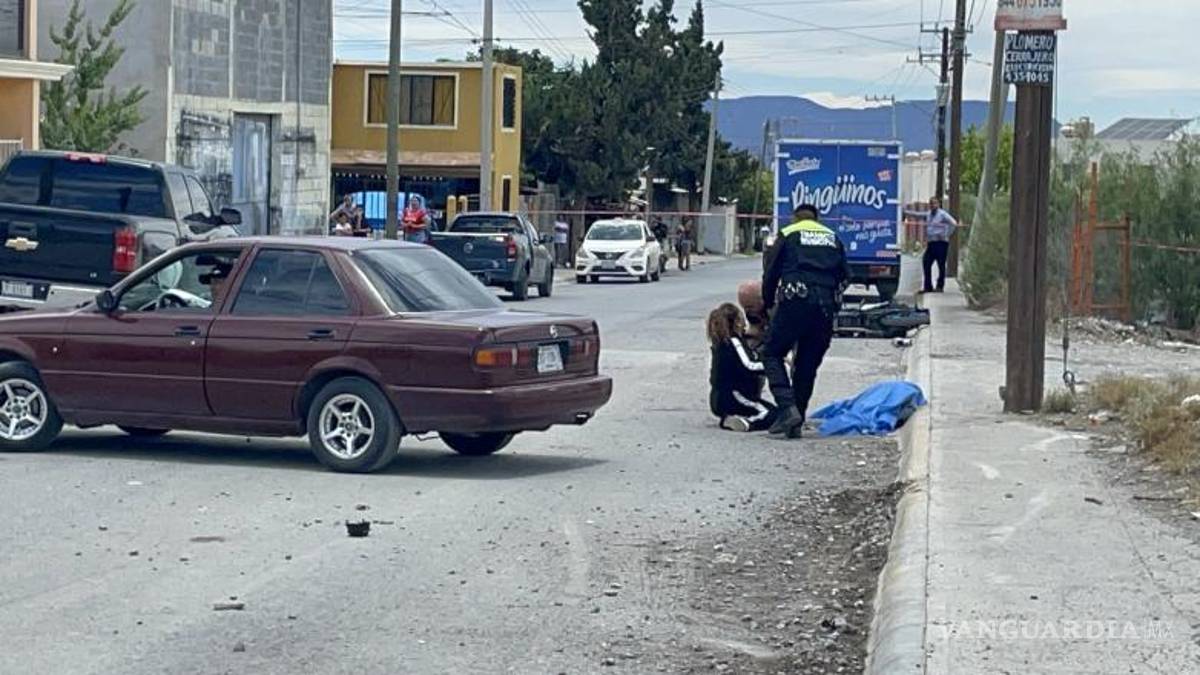 $!Elementos de la Policía Municipal acordonaron el área mientras peritos y agentes de investigación realizaban las diligencias necesarias para esclarecer las circunstancias del fatal accidente.