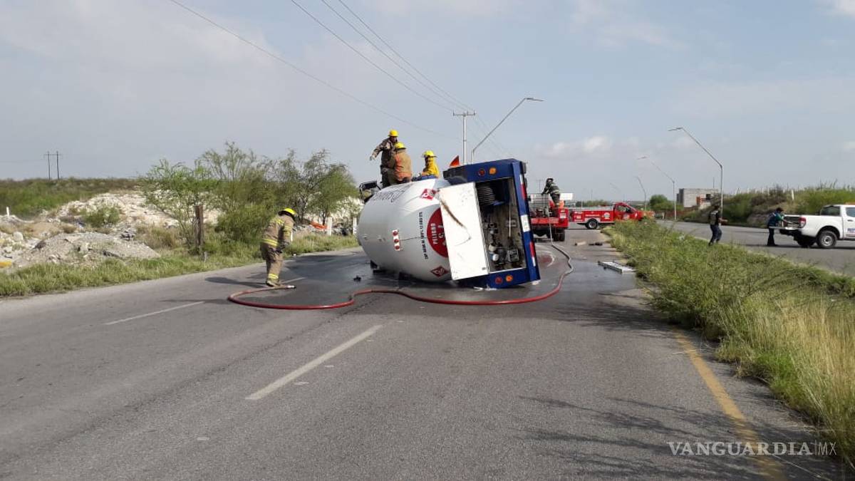 Bomberos atienden volcadura de pipa de gas en Monclova