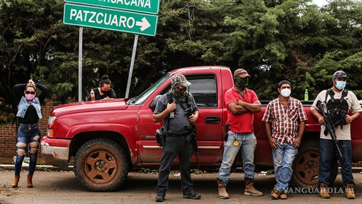 Aguacateros se arman contra cárteles; "si no luchamos nos matan"