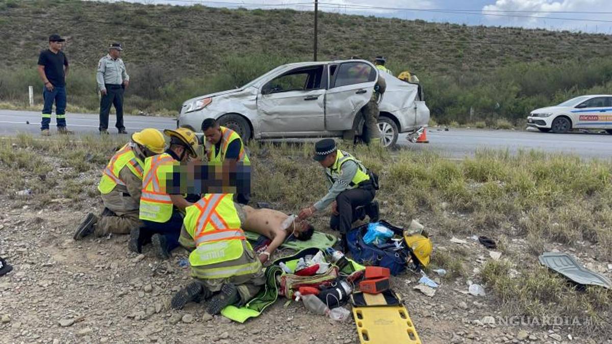 Vuelcan en la Saltillo-Torreón; conductor muere horas después
