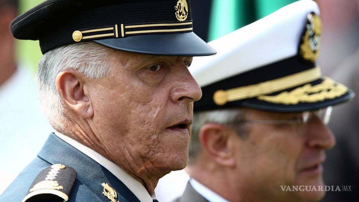 Suspende juez audiencia de Salvador Cienfuegos en EU por ruido provocado por la prensa