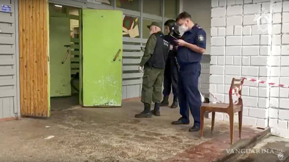 Hombre armado entra a una escuela y mata a 15 personas en Rusia