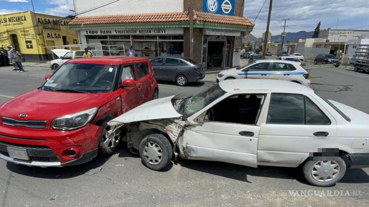 Ignora alto, provoca carambola y voltea ambulancia en Centro de Saltillo