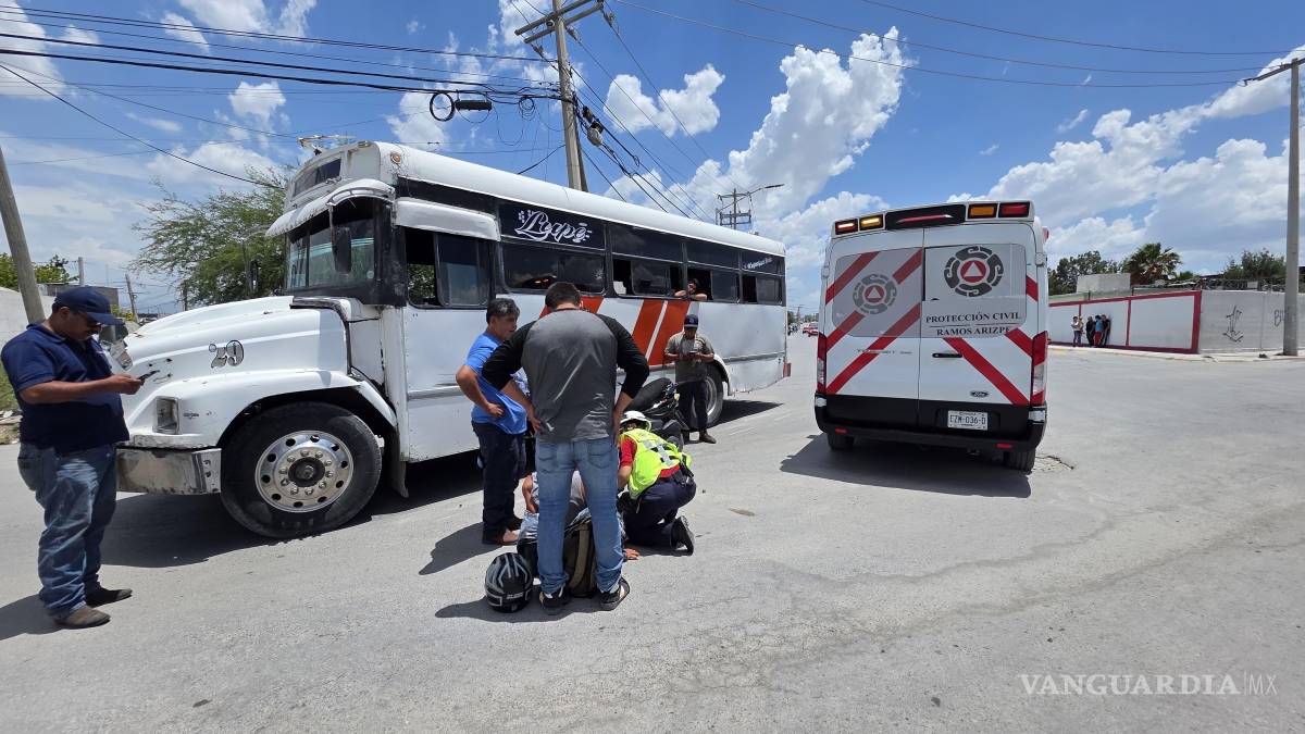 Motociclista se impacta contra transporte público, en Ramos Arizpe