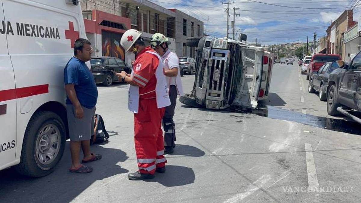 Ignora alto, provoca carambola y voltea ambulancia en Centro de Saltillo