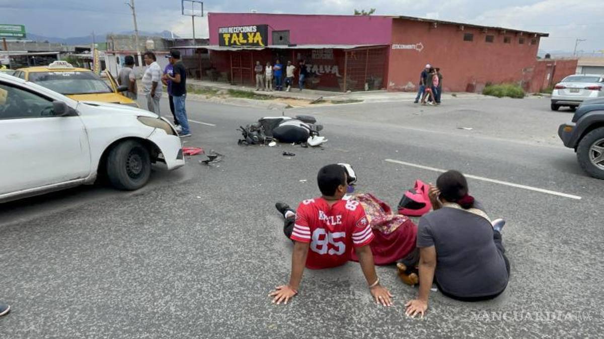En Saltillo, auto de plataforma les corta el paso y los derriba