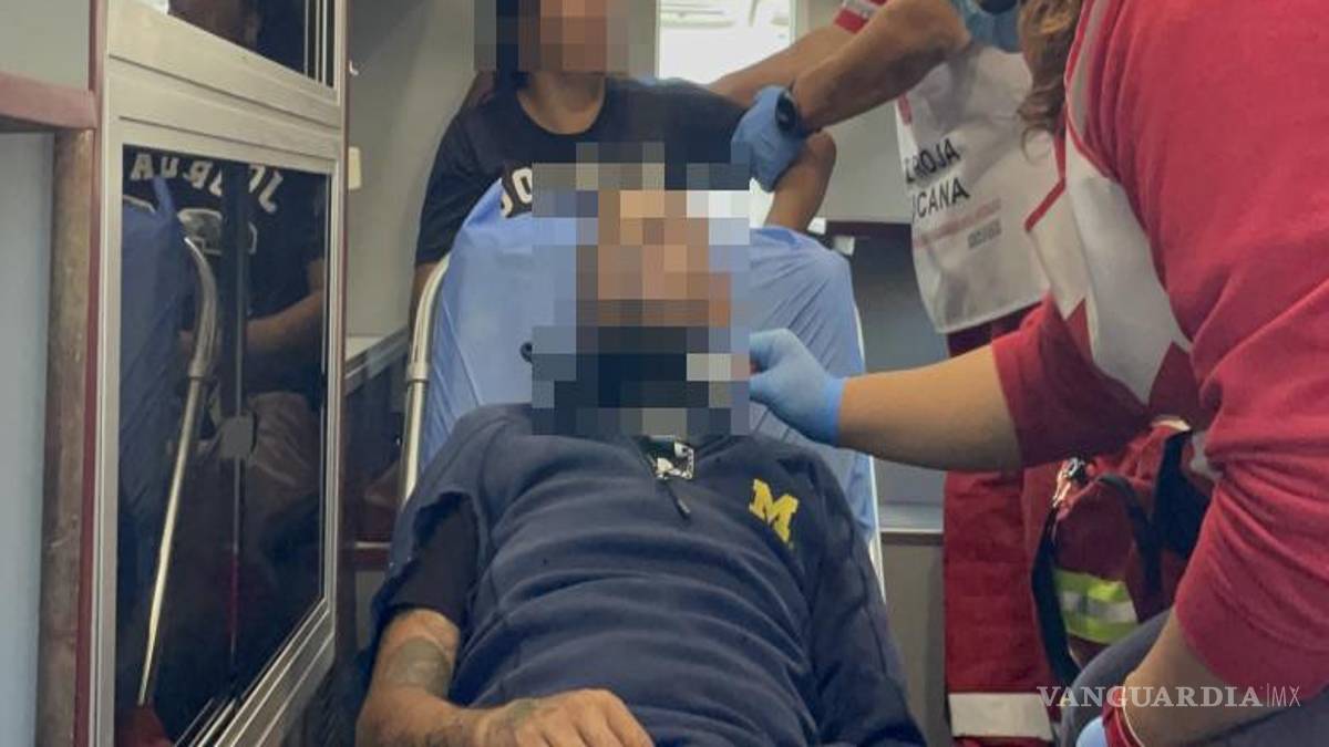 $!Paramédicos de la Cruz Roja atendieron a los lesionados en el lugar, quienes no requirieron traslado hospitalario tras la valoración médica.