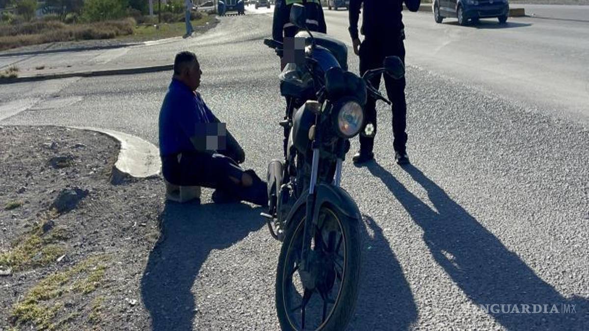 $!Un motociclista resultó lesionado tras un accidente registrado la mañana de este miércoles sobre el bulevar Jesús Valdés Sánchez, a la altura del fraccionamiento Puerta del Rey.