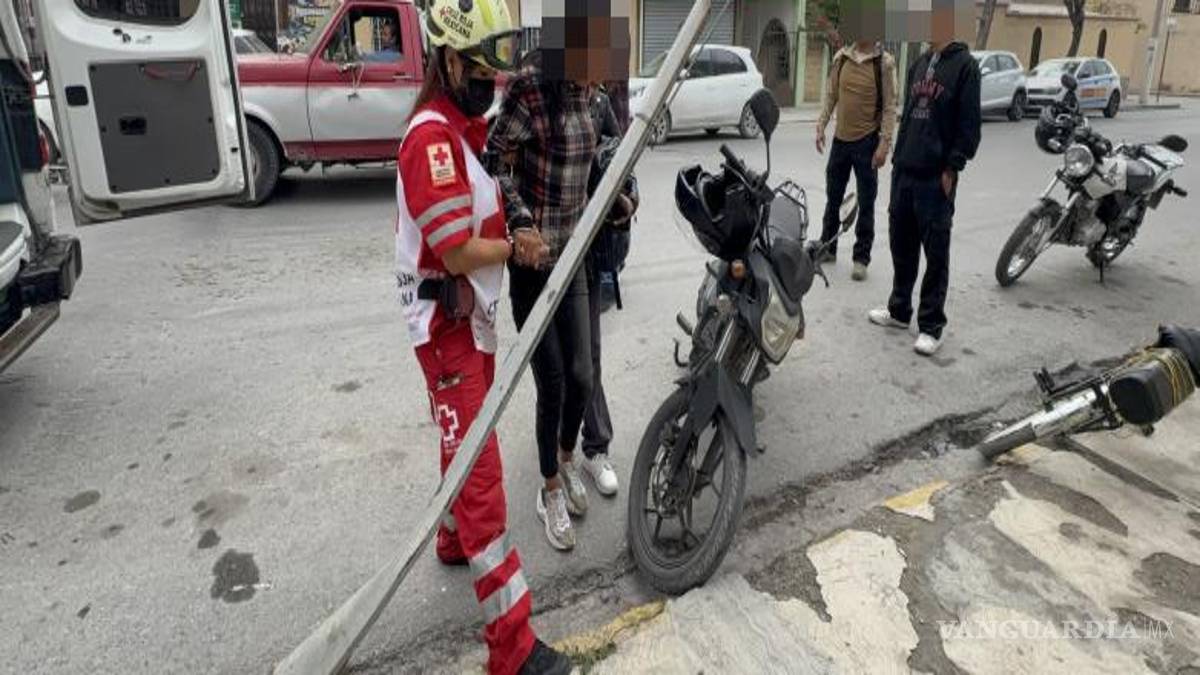 $!Paramédicos de la Cruz Roja atendieron a Perla Virginia ¨N¨ de 42 años, tras el accidente.