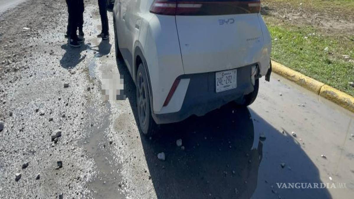 $!Los vehículos involucrados registraron daños materiales luego de que una de las unidades no lograra detener su marcha a tiempo y se impactara contra la parte trasera de otro automóvil.