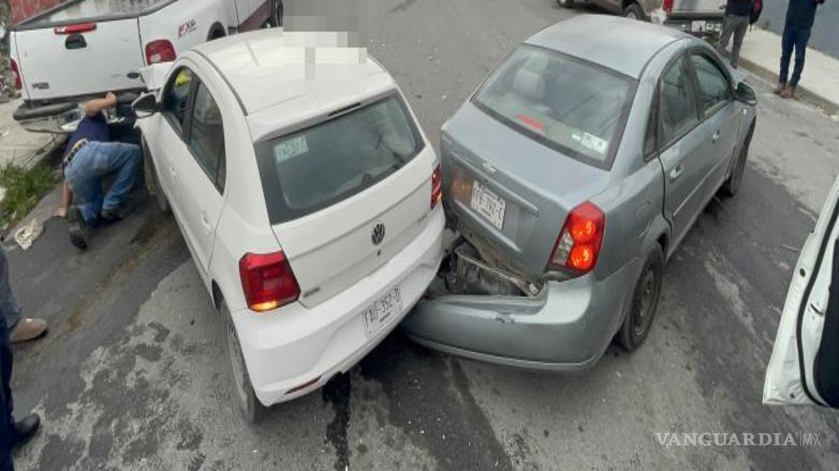 $!La circulación vehicular se vio parcialmente afectada mientras las autoridades realizaban las diligencias correspondientes y retiraban las unidades siniestradas del cruce de Carlos Fuero y Francisco Javier Mina.