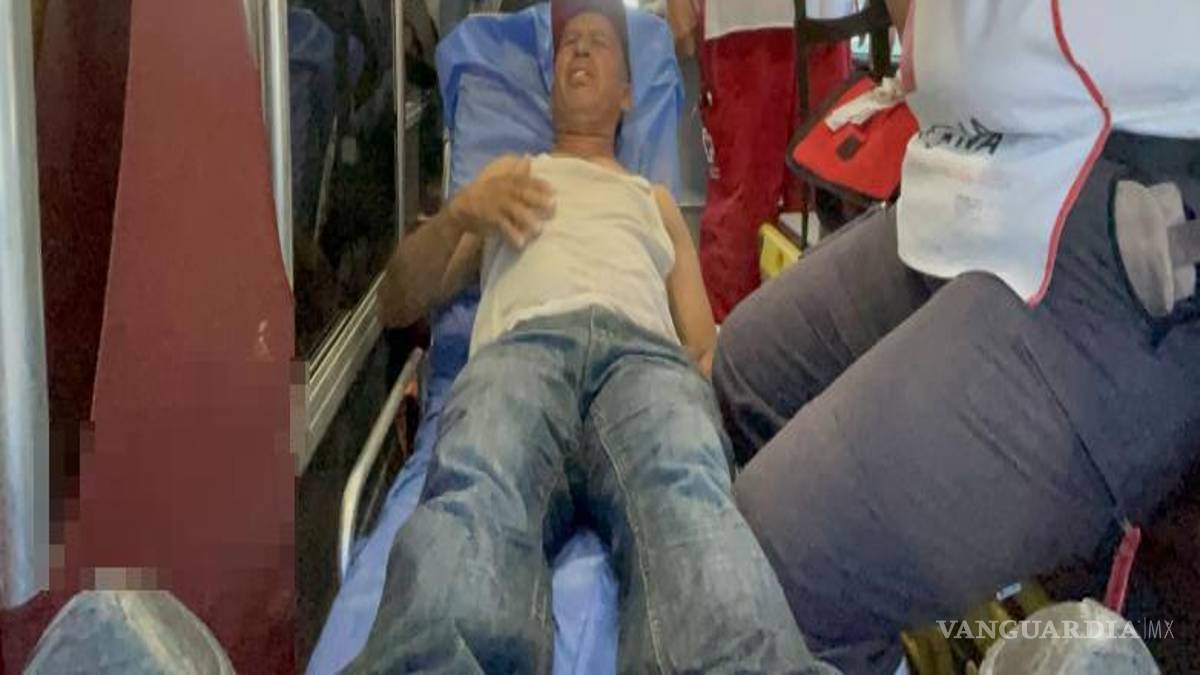 $!Los pasajeros del taxi fueron trasladados a un hospital para su valoración médica tras el impacto vehicular