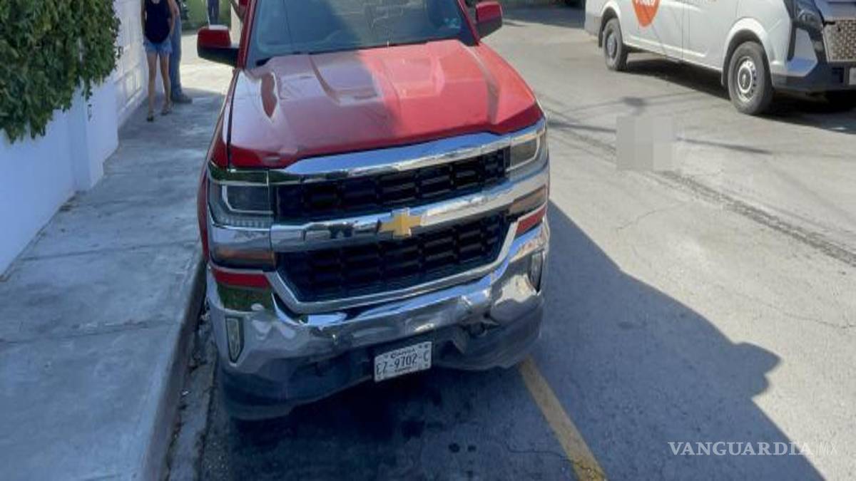 $!Elementos de la Policía Municipal de Tránsito realizaron el peritaje correspondiente para determinar la mecánica del accidente y deslindar responsabilidades entre los conductores involucrados.