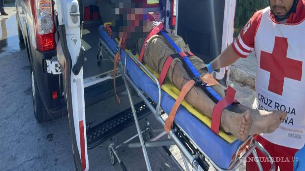 $!El accidente ocurrió en el cruce de las calles Carlos Santana y Fernando Proal, donde el afectado intentó ganarle el paso al tren.