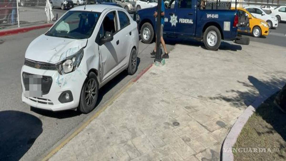 $!El vehículo afectado presentó daños materiales en la parte frontal luego del impacto ocurrido cuando una de las unidades intentaba incorporarse a una vialidad secundaria.