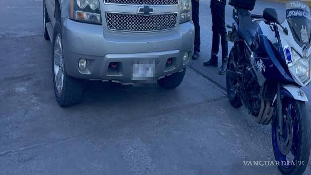 $!La camioneta fue interceptada por un oficial motorizado a varios metros del lugar del choque, luego de que el conductor presuntamente continuara su marcha tras el impacto.