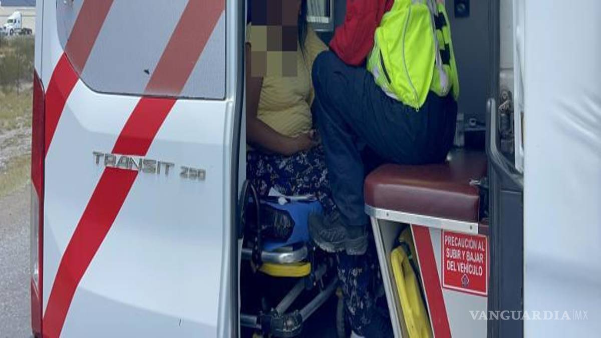 $!Elementos de Protección Civil de Ramos Arizpe acudieron al tramo carretero para brindar atención a los ocupantes del vehículo afectado y realizar las primeras labores de auxilio.