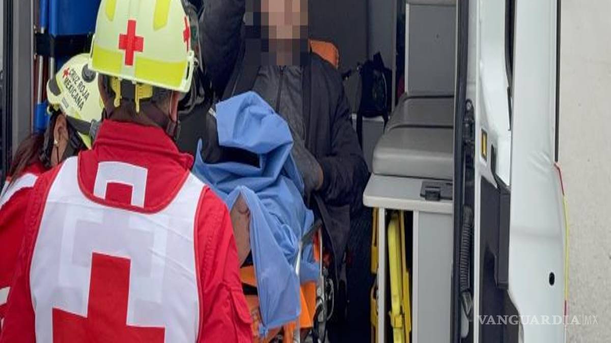 $!Un motociclista de 35 años resultó lesionado tras colisionar con una camioneta Honda CR-V en Saltillo.
