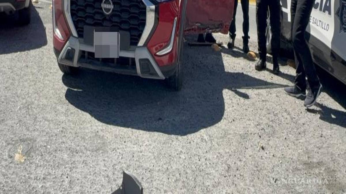 $!El vehículo Nissan de la conductora presentó daños en el costado izquierdo tras el impacto con una camioneta de redilas.
