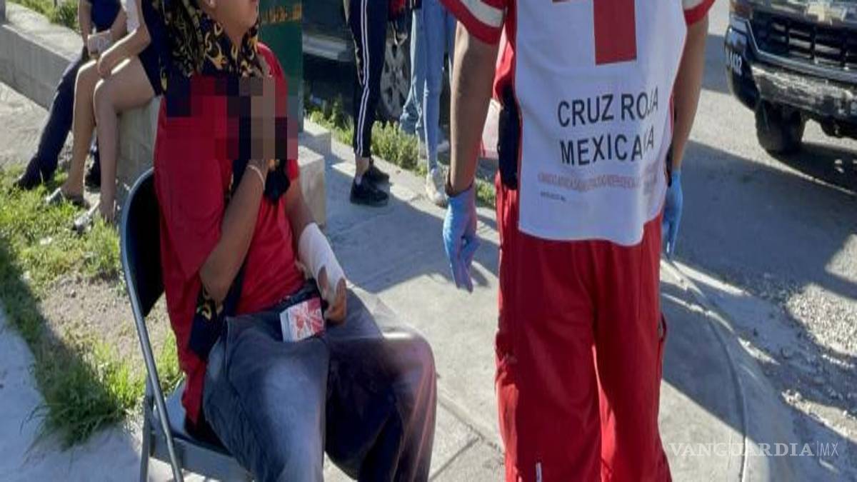 $!Paramédicos de la Cruz Roja brindaron atención prehospitalaria a Jonathan Israel y Alondra Joselin, ambos de 17 años, quienes presentaban lesiones leves tras el choque registrado en el cruce de Santa Rita y Las Cruces.