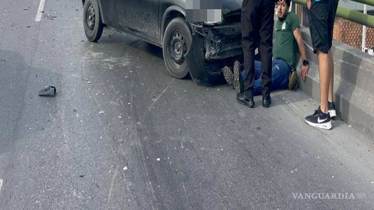 $!Paramédicos de la Cruz Roja acudieron al lugar para brindar atención a los involucrados, mientras una ambulancia privada también se sumó al apoyo médico.