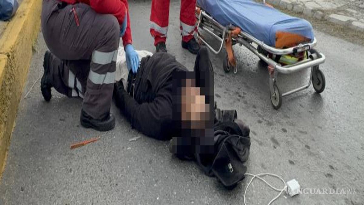 $!Paramédicos de la Cruz Roja atendieron al lesionado, quien presentaba traumatismo craneoencefálico y fracturas.