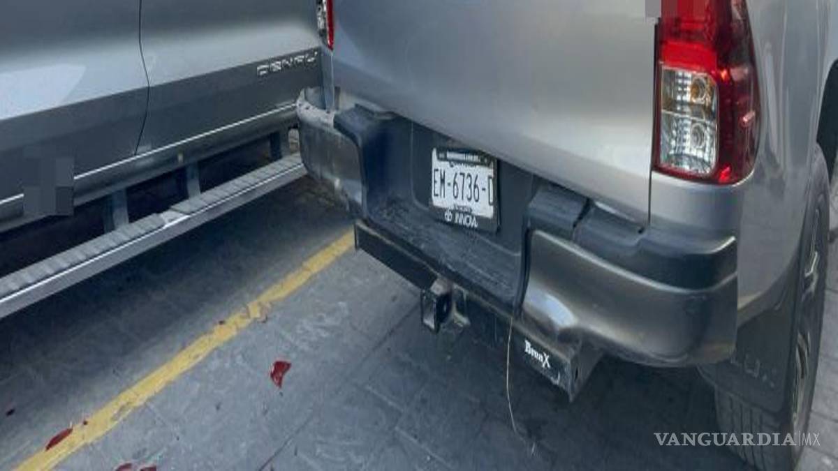 $!En el sitio del percance quedaron afectados tres vehículos estacionados: una Toyota Hilux, una GMC Denali y una Nissan Frontier, los cuales presentaron daños principalmente en la carrocería.