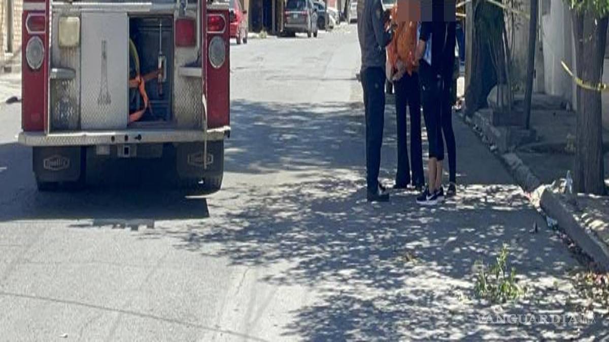 $!Elementos de Bomberos forzaron la entrada del domicilio ubicado en la calle Carlos Salazar, donde fue encontrado el cuerpo sin signos vitales.