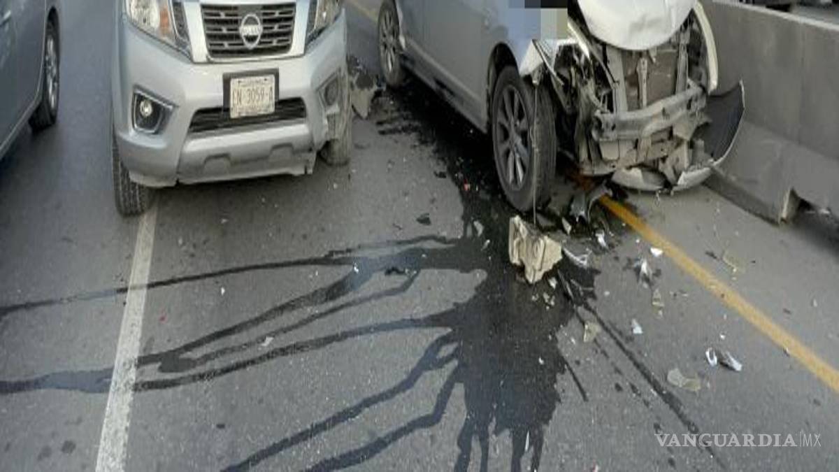$!Los conductores permanecieron en el lugar del accidente mientras esperaban la intervención de las compañías aseguradoras y el deslinde de responsabilidades por parte de las autoridades.
