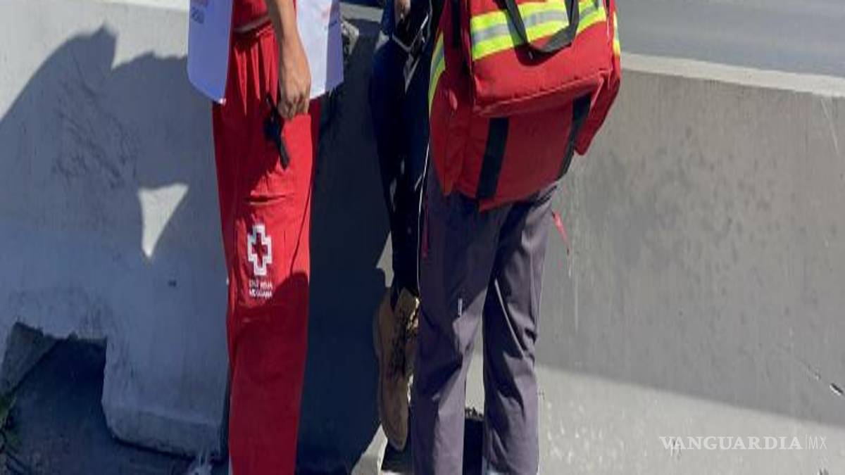 $!Paramédicos brindaron atención al conductor en el lugar del percance, sin que se reportaran lesiones de gravedad tras el impacto contra el muro de contención.