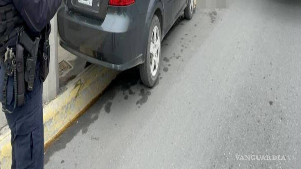 $!Elementos de bomberos y autoridades municipales acudieron al sitio para atender el accidente registrado la mañana de este lunes sobre el bulevar Gustavo Díaz Ordaz.