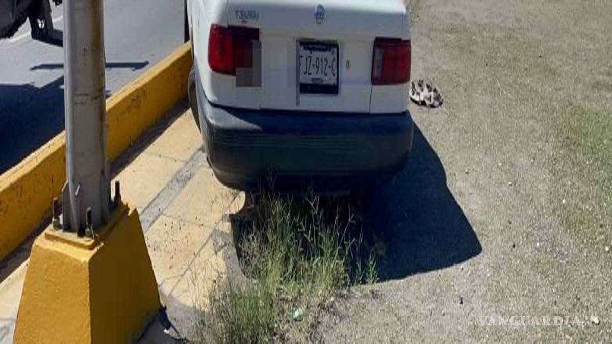 $!De acuerdo con la versión proporcionada por la conductora, el operador de una unidad de carga presuntamente le cerró el paso, situación que provocó que el automóvil girara varias veces antes de terminar fuera de su trayectoria.